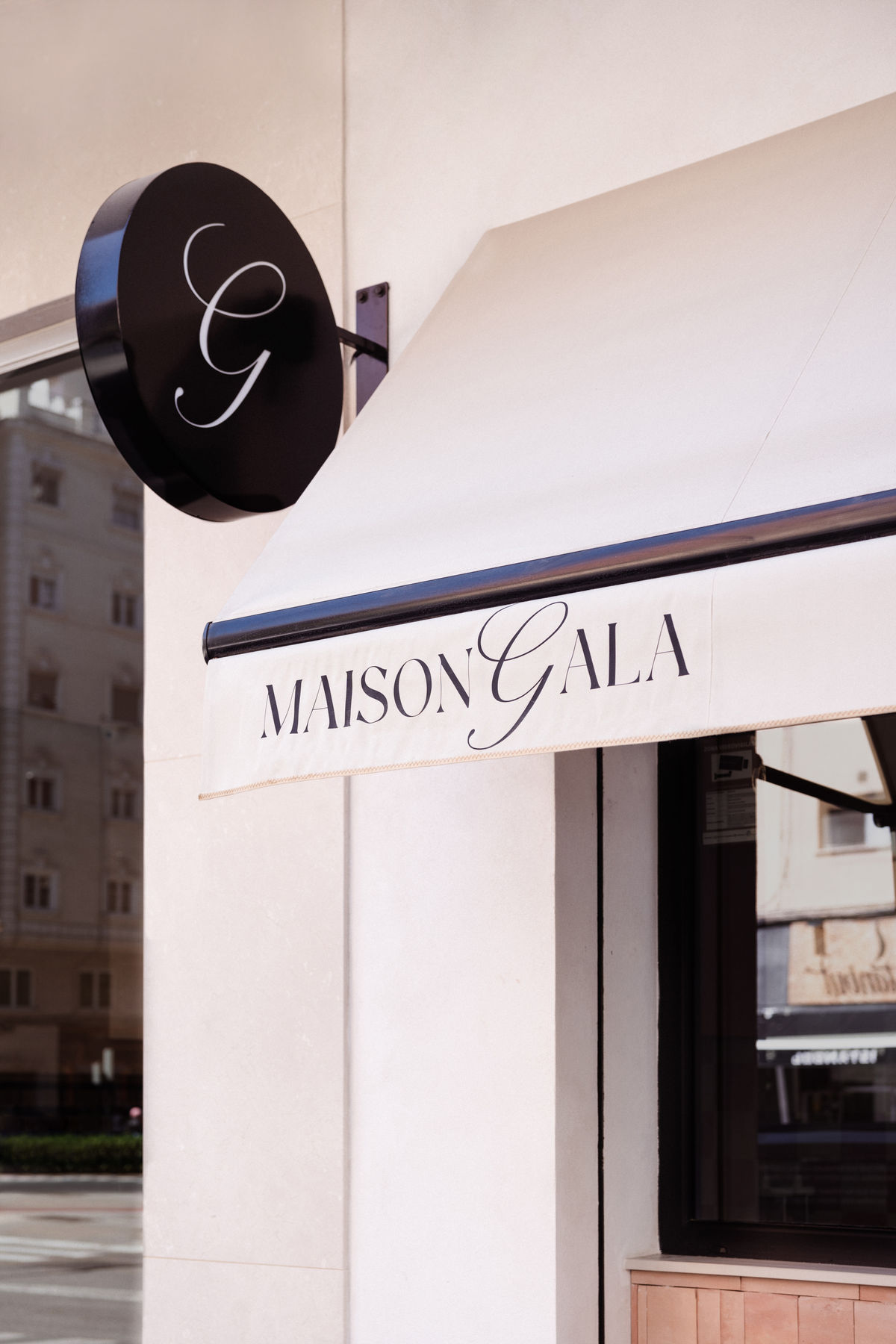 Toldo de la fachada de Maison Gala en Valencia