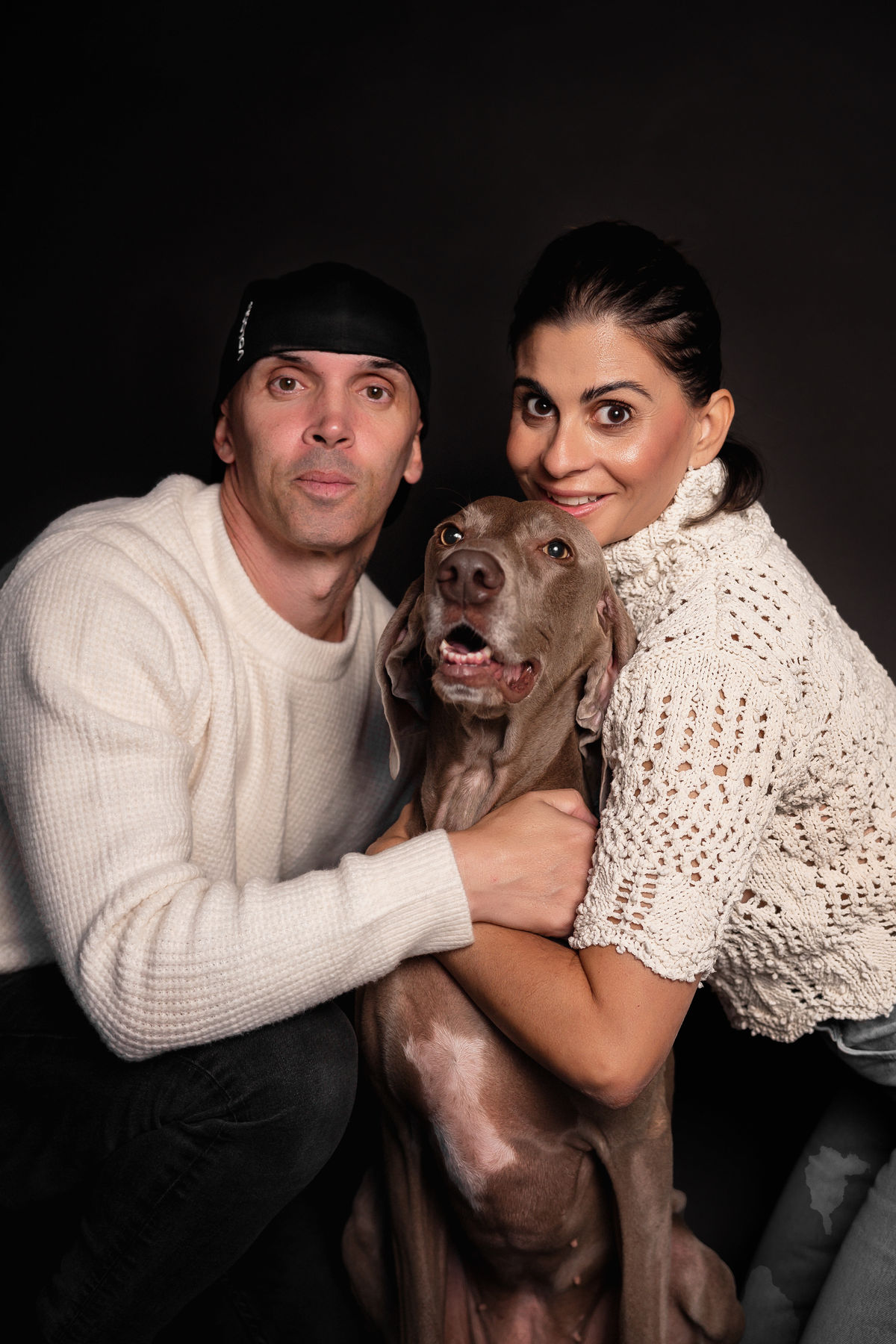 Amparo y Tomás junto a Gala, la weimaraner que da nombre al proyecto