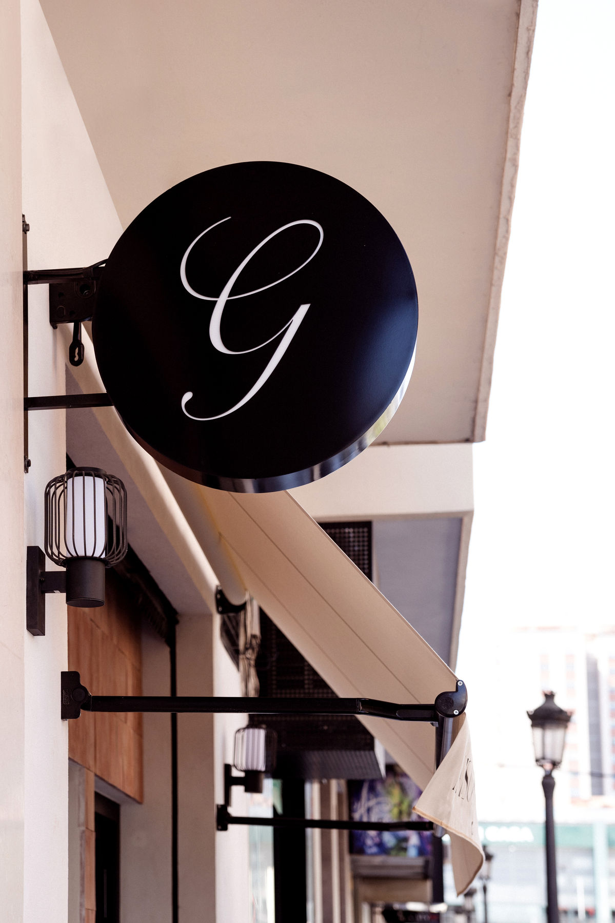 Letrero circular con la G de Maison Gala